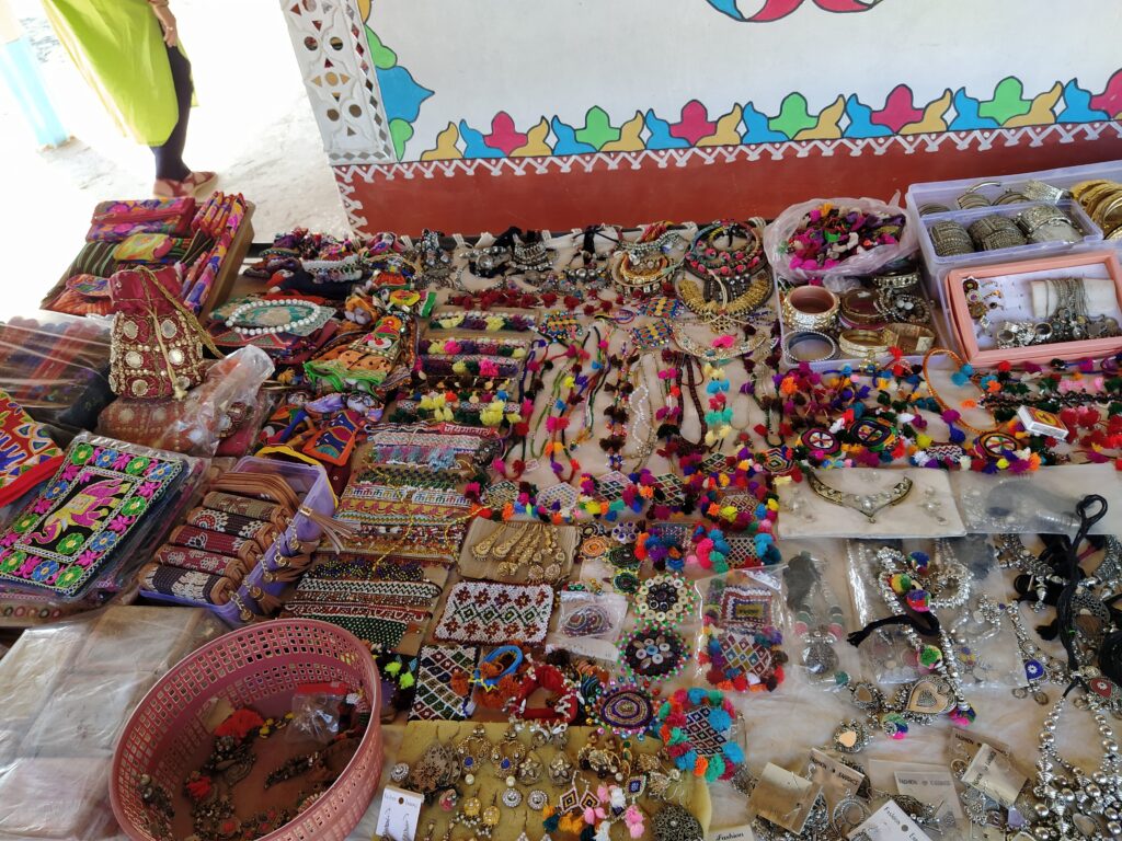 To give overview of things to buy in Kutch